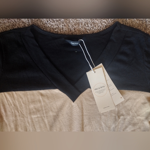 Dokotoo Color Block Long Sleeve V-neck Top with Button Accents NWT - Picture 5 of 9
